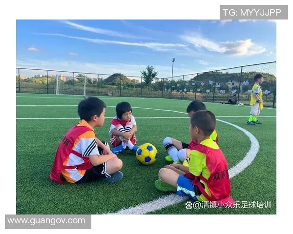 小明踢足球的奇妙旅程从校园到职业赛场的成长故事